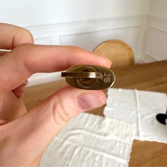 ✅AUTH✅ 🔐 LOUIS VUITTON LOCK AND KEY - Picture 6 of 6